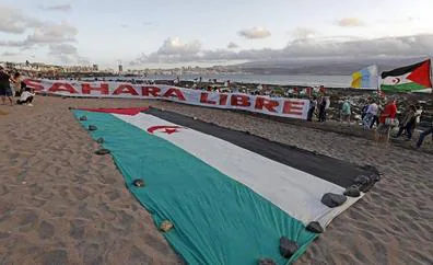 Despliegan en El Confital una pancarta de 25 metros en apoyo a pueblo saharaui