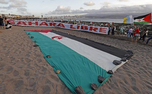 Despliegan en El Confital una pancarta de 25 metros en apoyo a pueblo saharaui