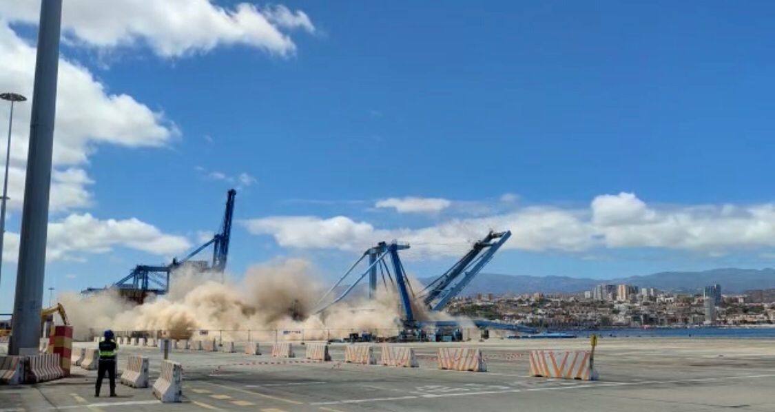 Espectacular derribo de una grúa de Opcsa en el Puerto de La Luz