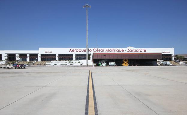 El pequeño Jesús, que fue desviado a Lanzarote tras sufrir un ataque epiléptico en el avión, está bien