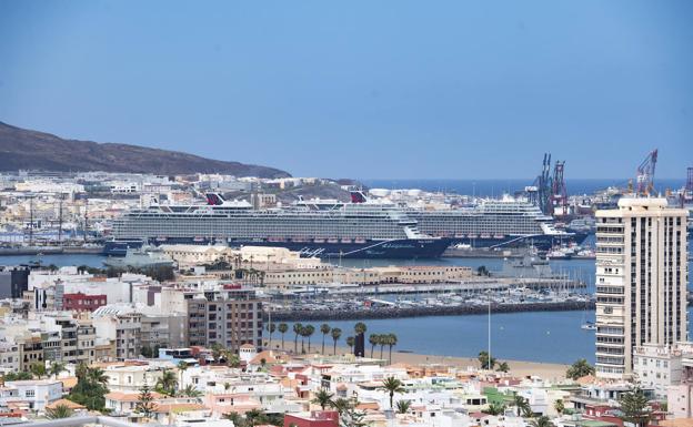 Un polizón, herido moderado tras saltar de un barco a dique seco en Gran Canaria