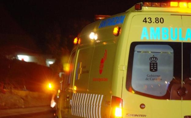Motorista herido tras chocar contra una valla en Agaete