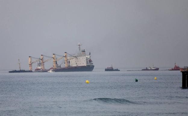 El buque accidentado en Gibraltar comienza a verter líquido hidráulico al mar