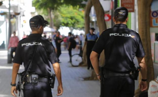 Amenaza a vecinos con un fusil de aire comprimido y un machete en Tenerife