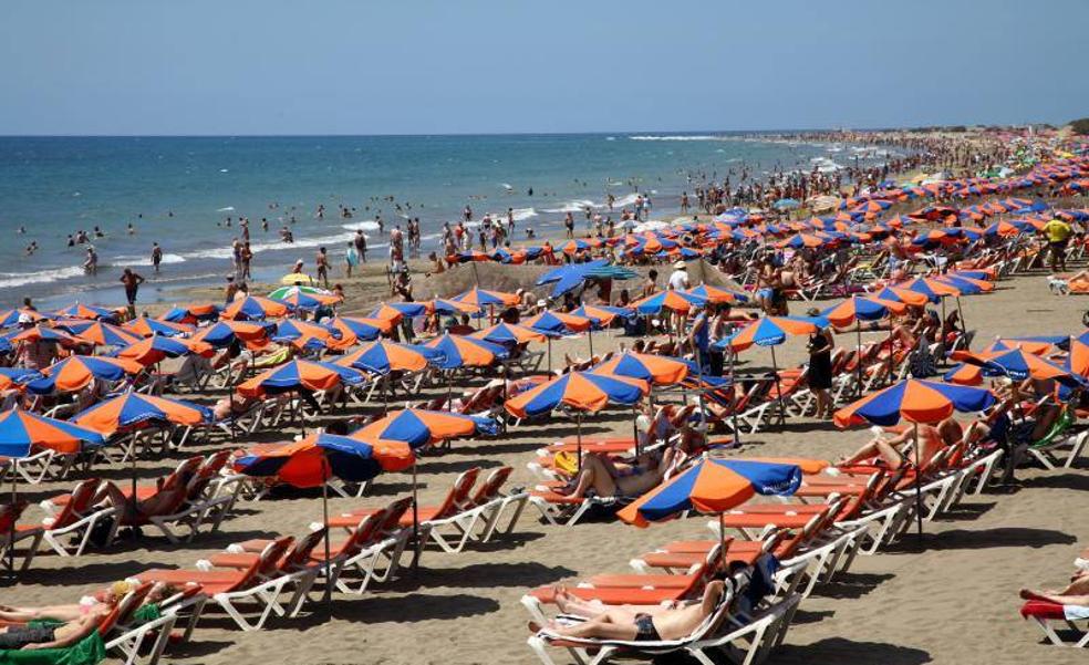 ¿Está a favor de una ecotasa al turismo en Canarias?