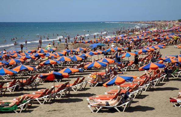 ¿Está a favor de una ecotasa al turismo en Canarias?