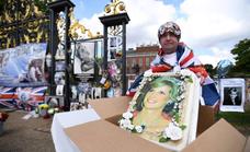 Británicos recuerdan a Diana en las puertas de su palacio