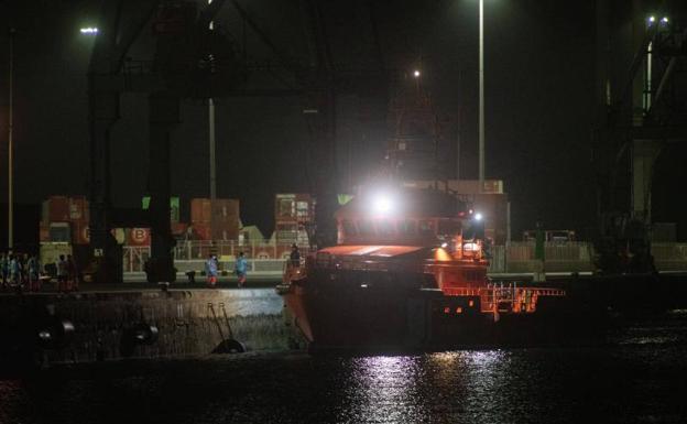 Activan una alerta por una neumática con unas 65 personas a bordo