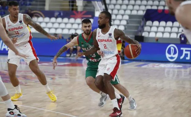 Lorenzo Brown attacks with the ball during the match against Bulgaria. 