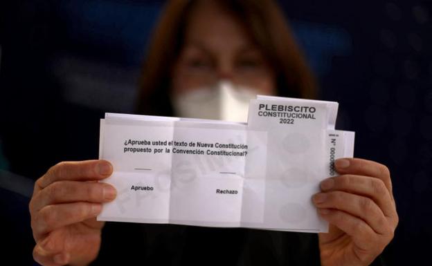 Chile vota con dudas una nueva Constitución más inclusiva