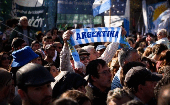 Miles de personas salen a las calles de Argentina para condenar el intento de magnicidio