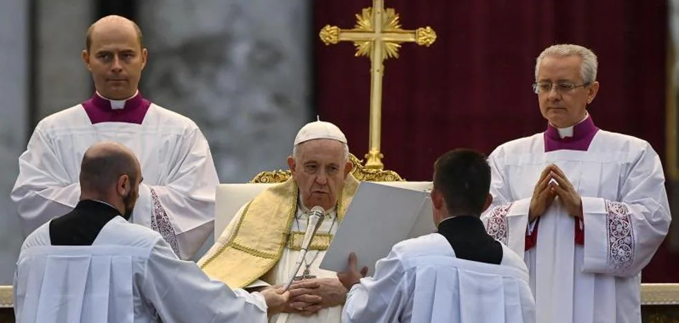 Pope Francis beatifies John Paul I and sets him as an example of a "peaceful and serene" pastor