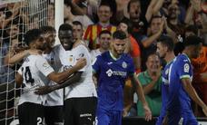 El Valencia golea a un Getafe sin rumbo