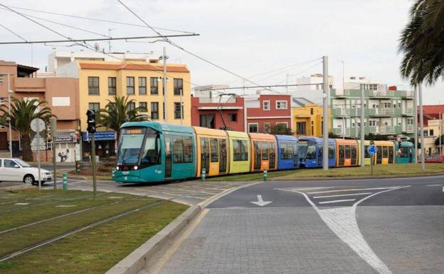Dos heridos al chocar el tranvía y una camioneta en Tenerife
