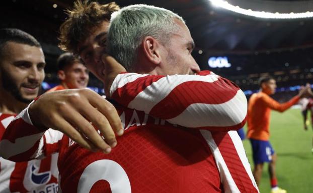 Griezmann celebra con sus compañeros el gol que le dio la victoria al Atlético. /Juan Medina (Reuters)