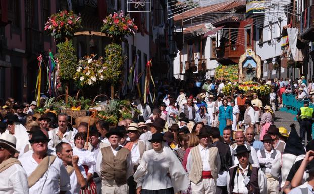 Masiva afluencia a Teror por la Romería del Pino