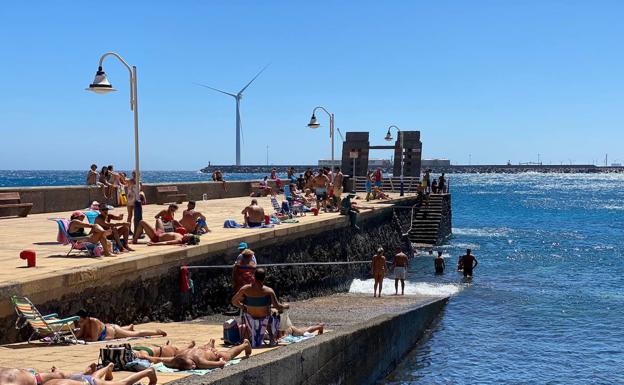 Un joven sufre un semiahogamiento en Arinaga