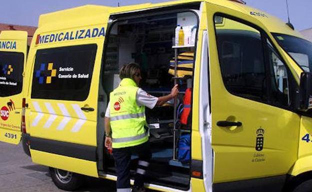 Imagen de archivo de una ambulancia del Servicio Canario de Salud. /C7
