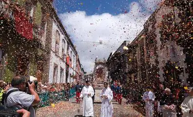 La 'Petalada' a la Virgen del Pino, el acto más espectacular de la festividad de Gran Canaria