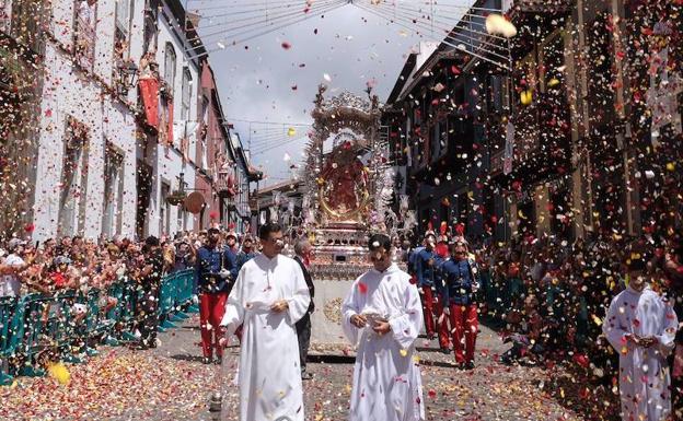 La 'Petalada' a la Virgen del Pino, el acto más espectacular de la festividad de Gran Canaria