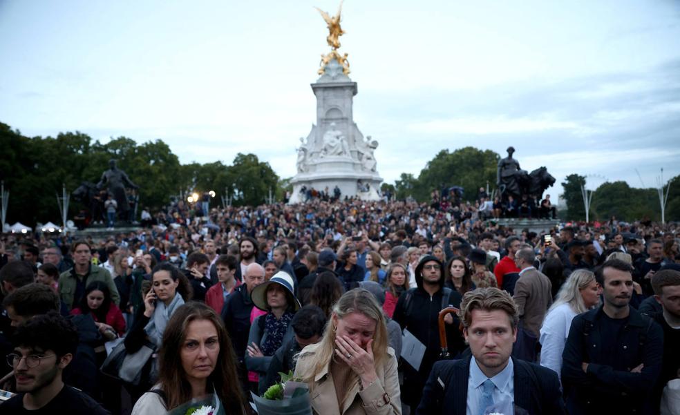 Una multitud despide en Londres a su reina mientras el mundo guarda luto