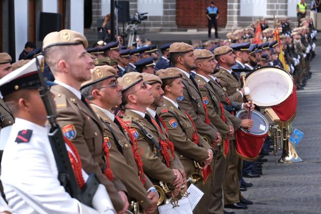 Desfile previo a la recepción de autoridades en Teror