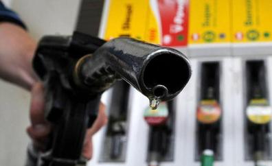 El precio del diésel sube otro 2% pero el de la gasolina desciende con la caída del petróleo