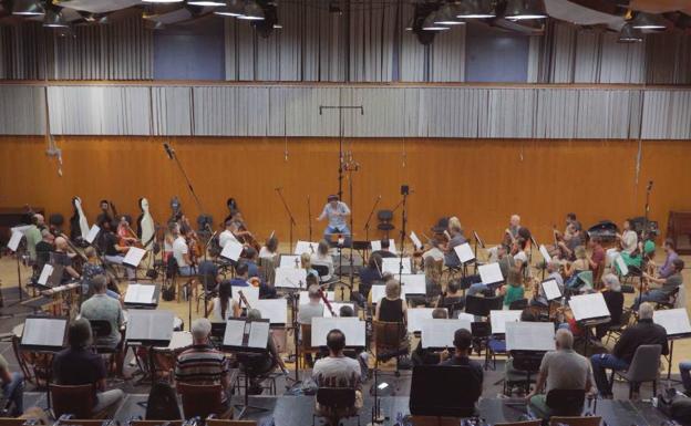 La OFGC graba la banda sonora del largometraje 'Érase una vez en Canarias', de Armando Ravelo