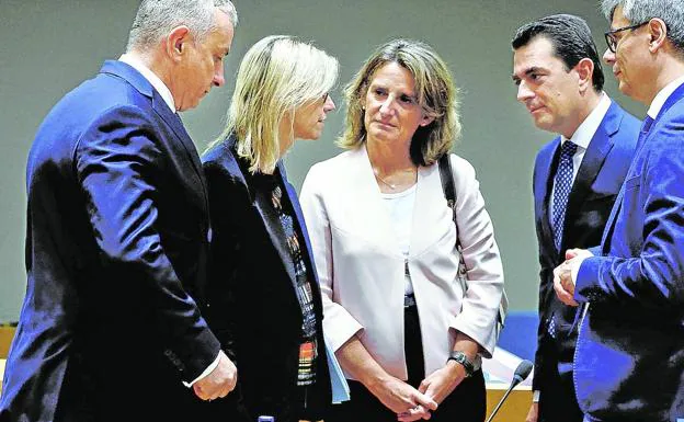 The Minister for the Ecological Transition, Teresa Ribera, talks with her counterparts at the informal Energy Council held yesterday in Brussels.  Reuters