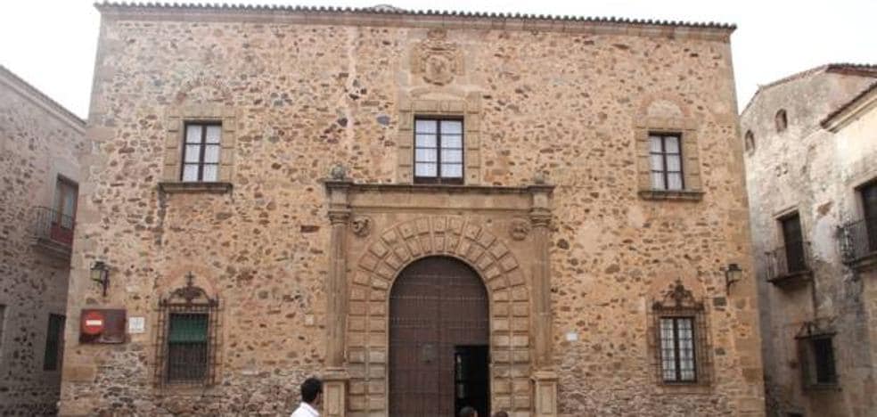 A priest convicted of child pornography, assigned to a parish in Cáceres