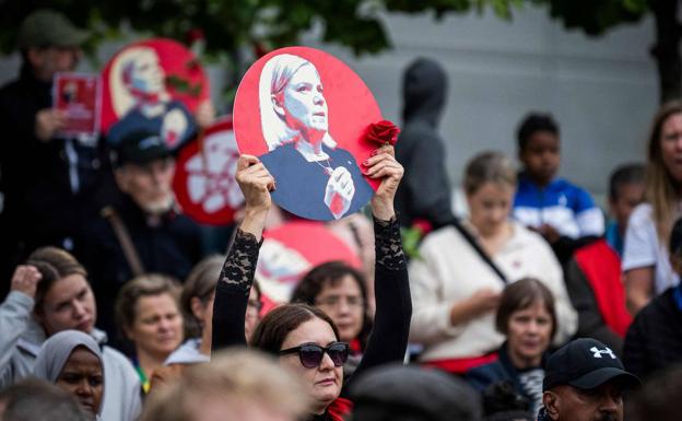 Los partidarios de los socialdemócratas alzan imágenes de apoyo a Magdalena Andersson durante un mitin en Rinkeby, al norte de Estocolmo./AFP
