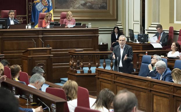 Torres asegura que los canarios son los más beneficiados por la bonificación del transporte
