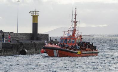 Trasladan a Lanzarote a 32 inmigrantes rescatados de una patera