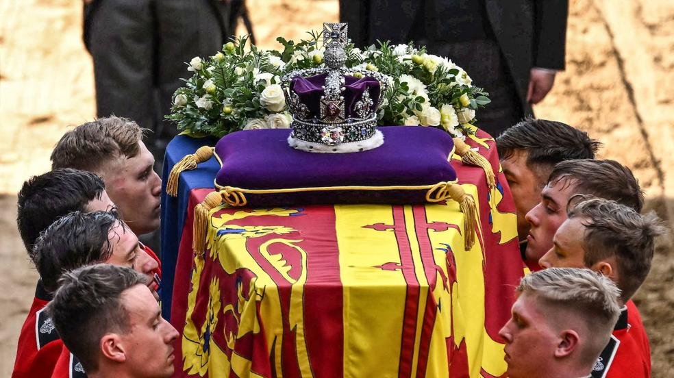 El traslado del féretro de Isabel II a Westminster, en imágenes