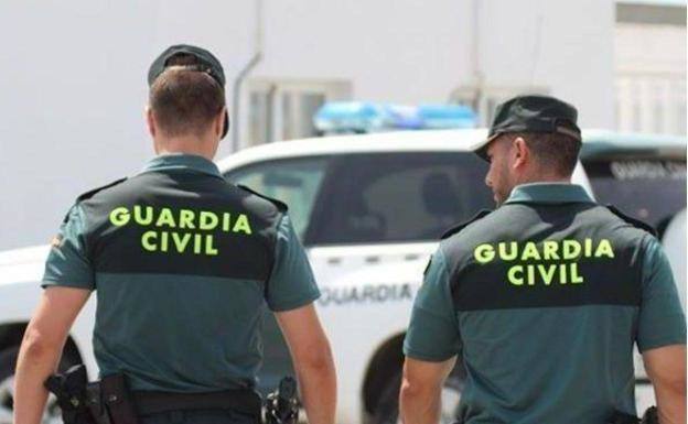 Se quema a lo bonzo en Sardina y un guardia civil resulta herido al socorrerlo
