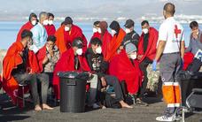 Salvamento rescata al norte de Lanzarote a 31 ocupantes de una patera