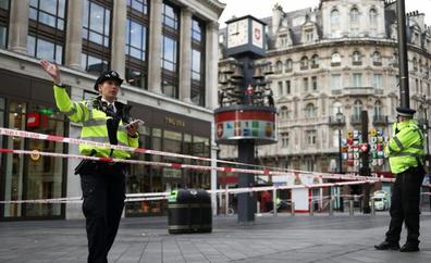 Apuñalan a dos policías en el centro de Londres, que acoge la capilla ardiente de Isabel II