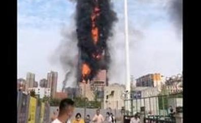 Un pavoroso incendio devora un rascacielos en la ciudad china de Changsha
