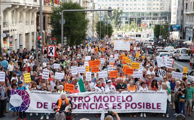 Demonstration for the improvement of nursing homes on Madrid's Gran Vía.