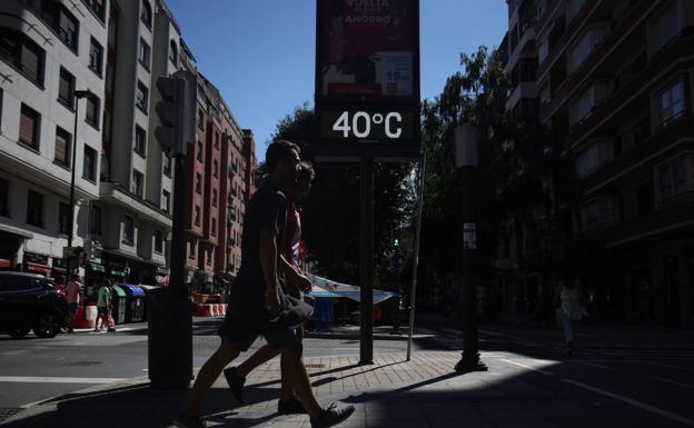 A thermometer marks 40 degrees in Bilbao.