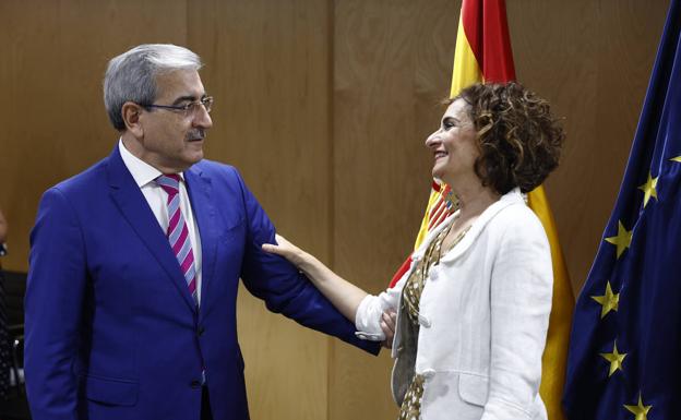 El vicepresidente canario, Román Rodríguez, y la ministra de Hacienda, María Jesús Montero, en el Consejo de Política Fiscal y Financiera celebrado en julio. 