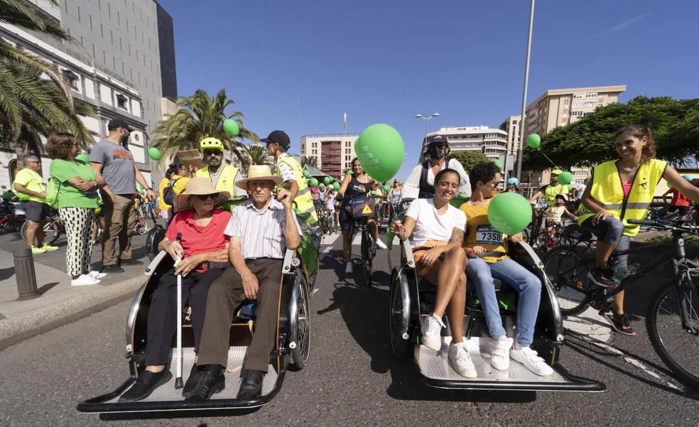 Unas 5.000 personas participan en la fiesta de la bici de la capital