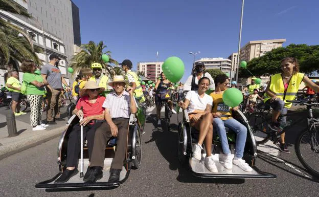 Unas 5.000 personas participan en la fiesta de la bici de la capital
