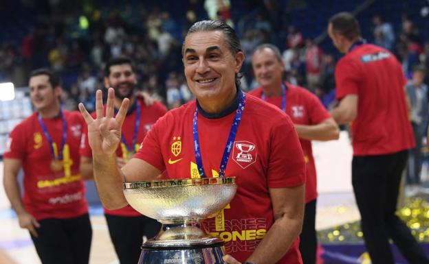 Sergio Scariolo posa con el trofeo del Eurobasket./