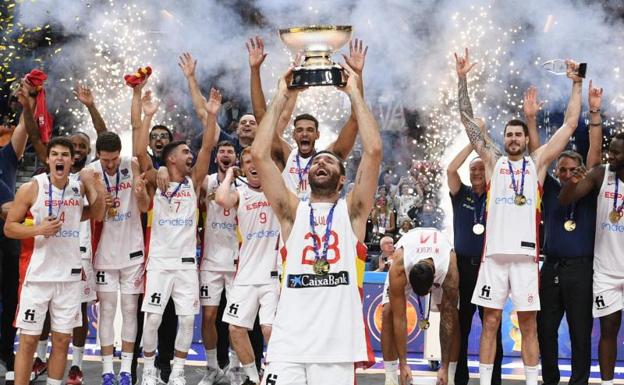 Rudy Fernández levanta el trofeo del Eurobasket./Annegret Hilse / reuters
