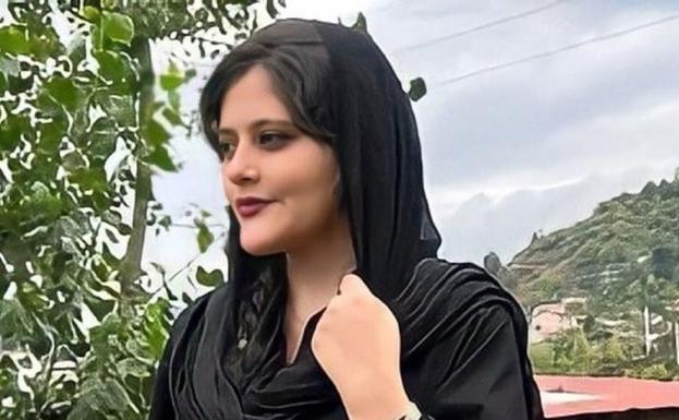 Mahsa Amini, la joven de 22 años que ha muerto tras ser detenida por llevar mal puesto el velo. 