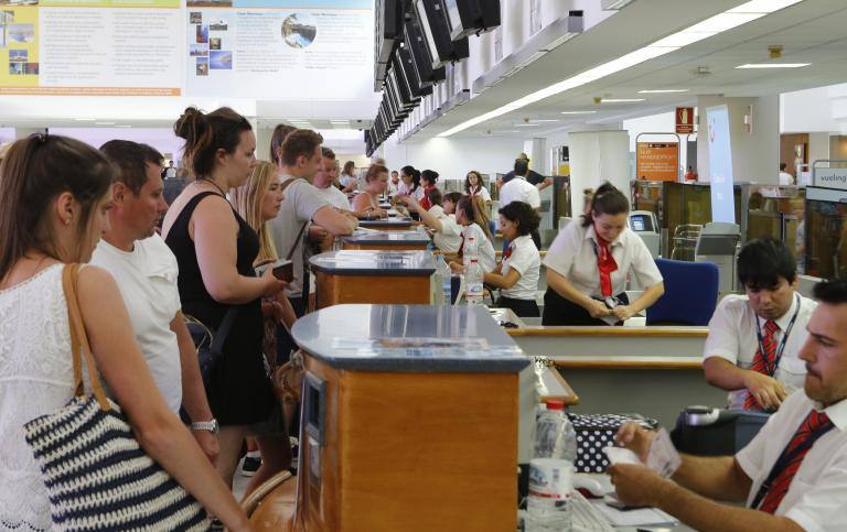 Sanidad rebaja los controles sanitarios en los puntos de entrada a España