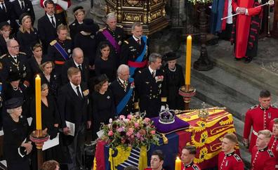 Felipe VI se reencuentra en público con su padre en el funeral por Isabel II