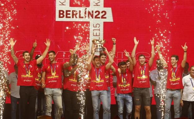 Rudy Fernández, capitán de la selección, levanta el trofeo ganado en el Eurobasket 2022. 