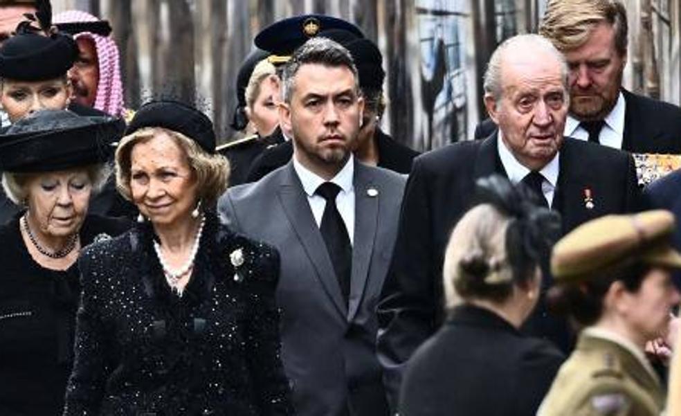 «La foto de los Reyes sentados junto a los eméritos nos ha sorprendido a todos»
